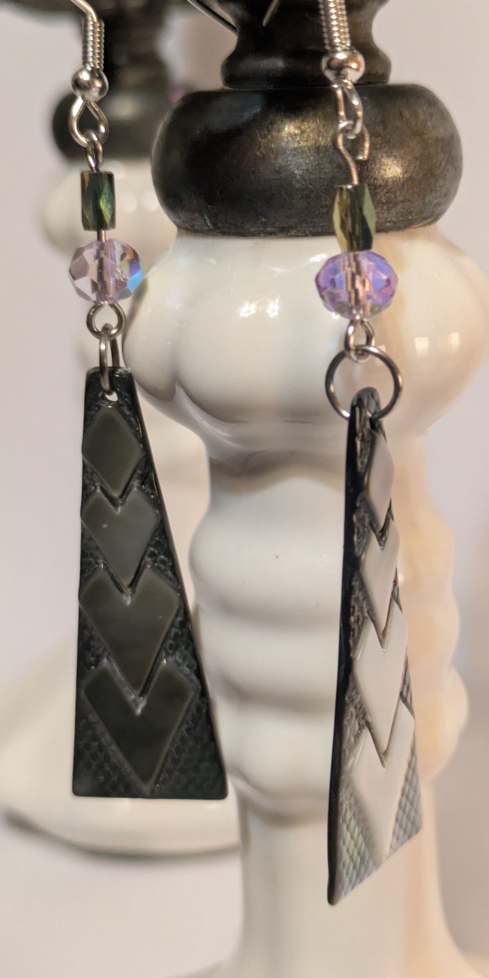 Stylized glass bead with abalone-finish, glass bead accents